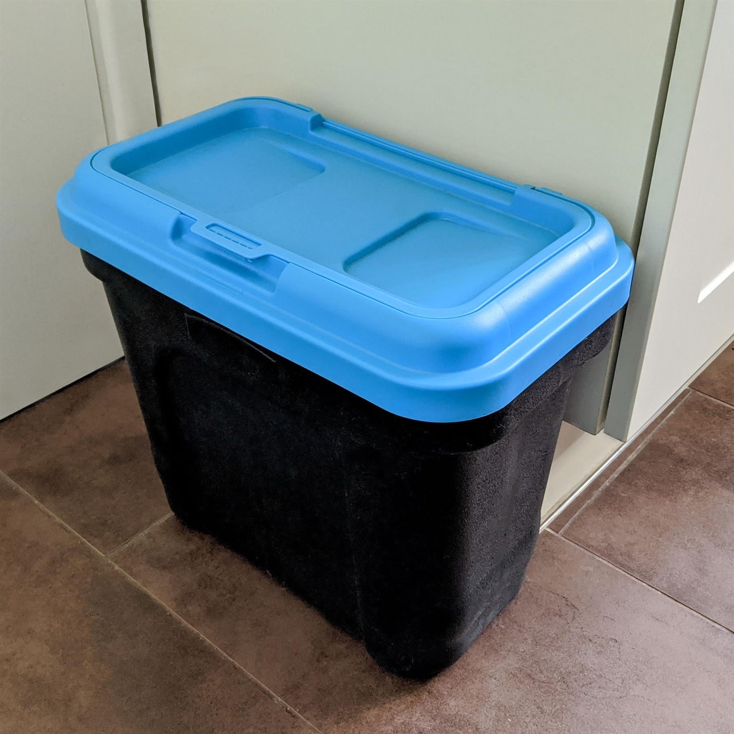 Airtight Containers with Scoop for Dry Pet/Bird/Fish Food  - 7kg (15L) /15kg (30L)